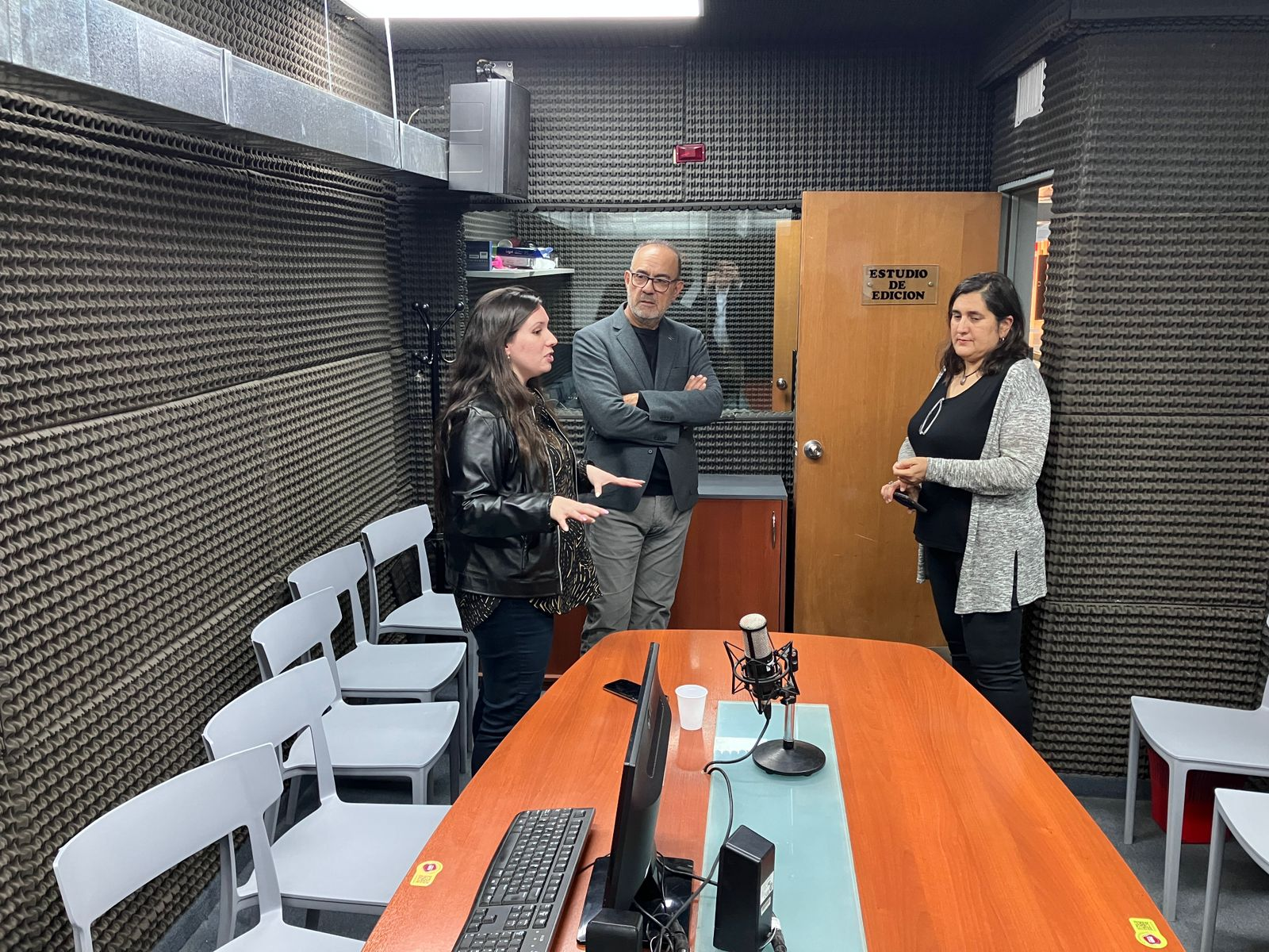 Visita de Claudio Ruff (UBO) a radio Conexión Abierta de UAI